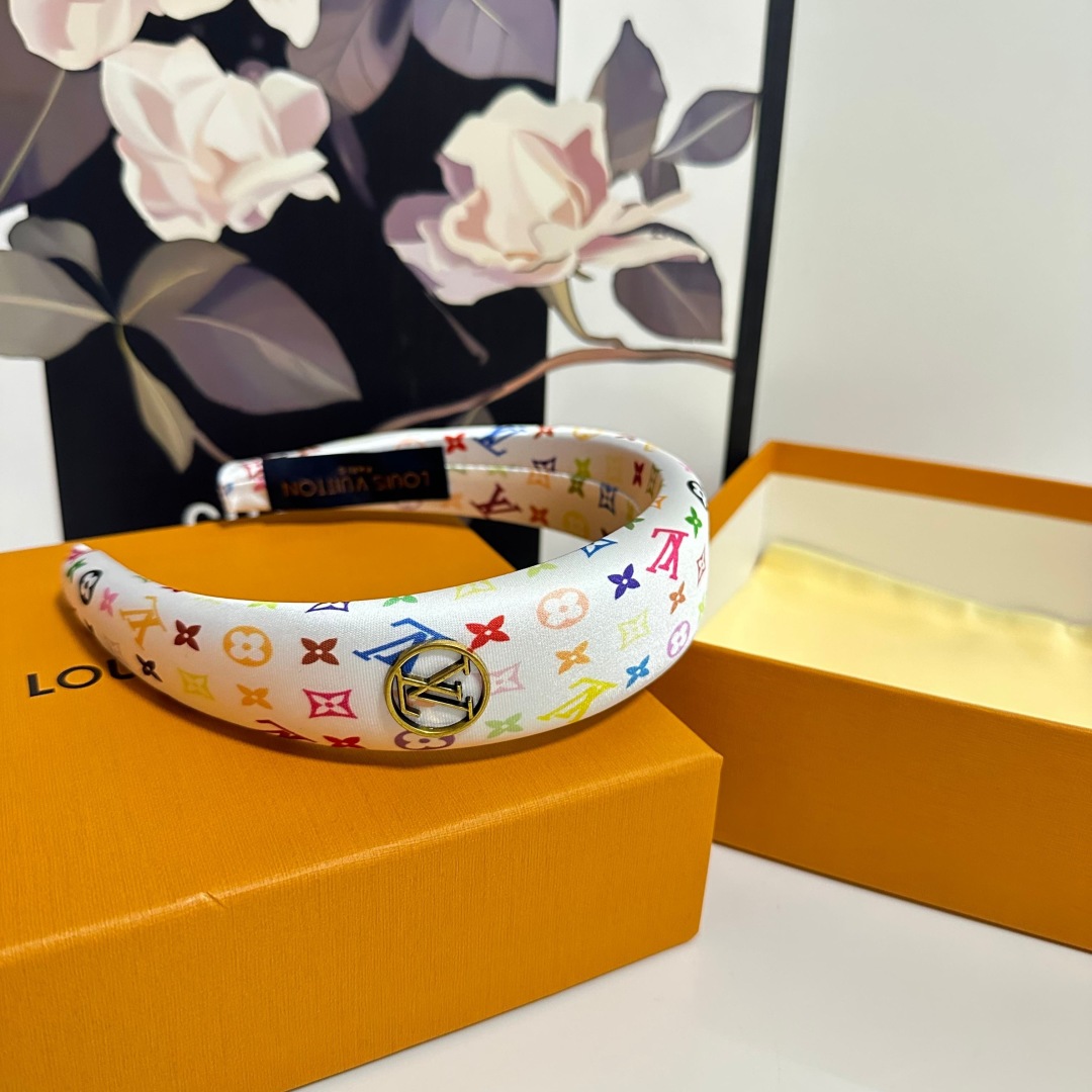  配专柜包装
LV（路易威登）最新发箍
小仙女快入手
特殊材质 不嘞头
可盐可甜～