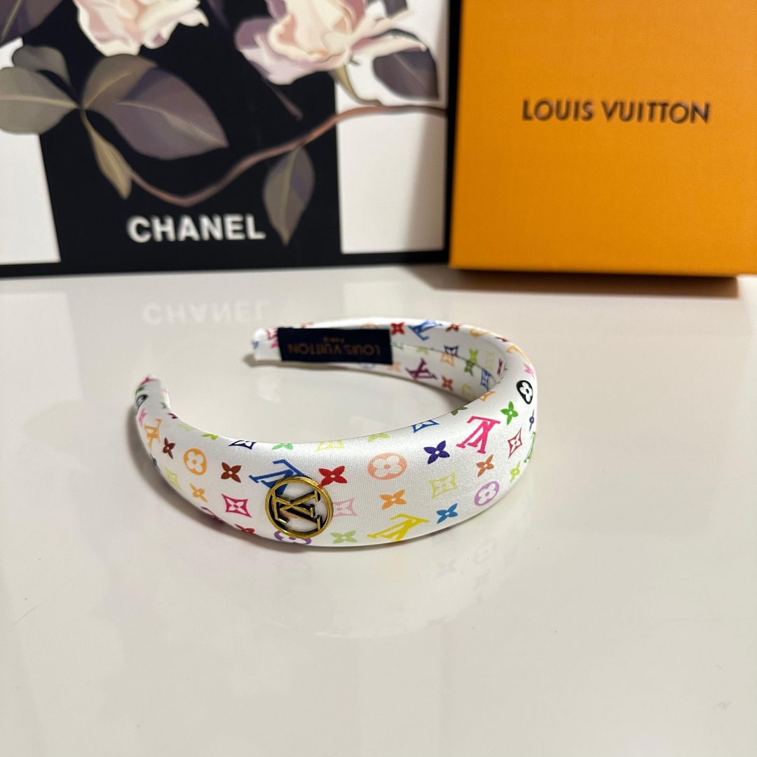  配专柜包装
LV（路易威登）最新发箍
小仙女快入手
特殊材质 不嘞头
可盐可甜～