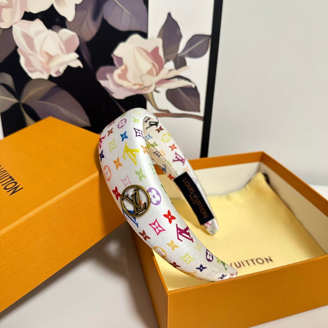  配专柜包装
LV（路易威登）最新发箍
小仙女快入手
特殊材质 不嘞头
可盐可甜～