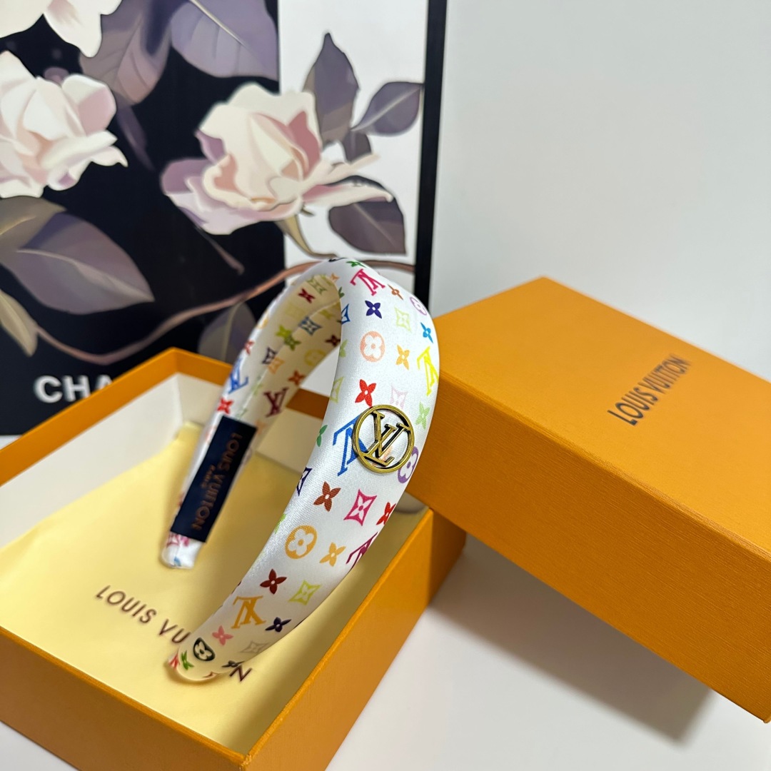  配专柜包装
LV（路易威登）最新发箍
小仙女快入手
特殊材质 不嘞头
可盐可甜～