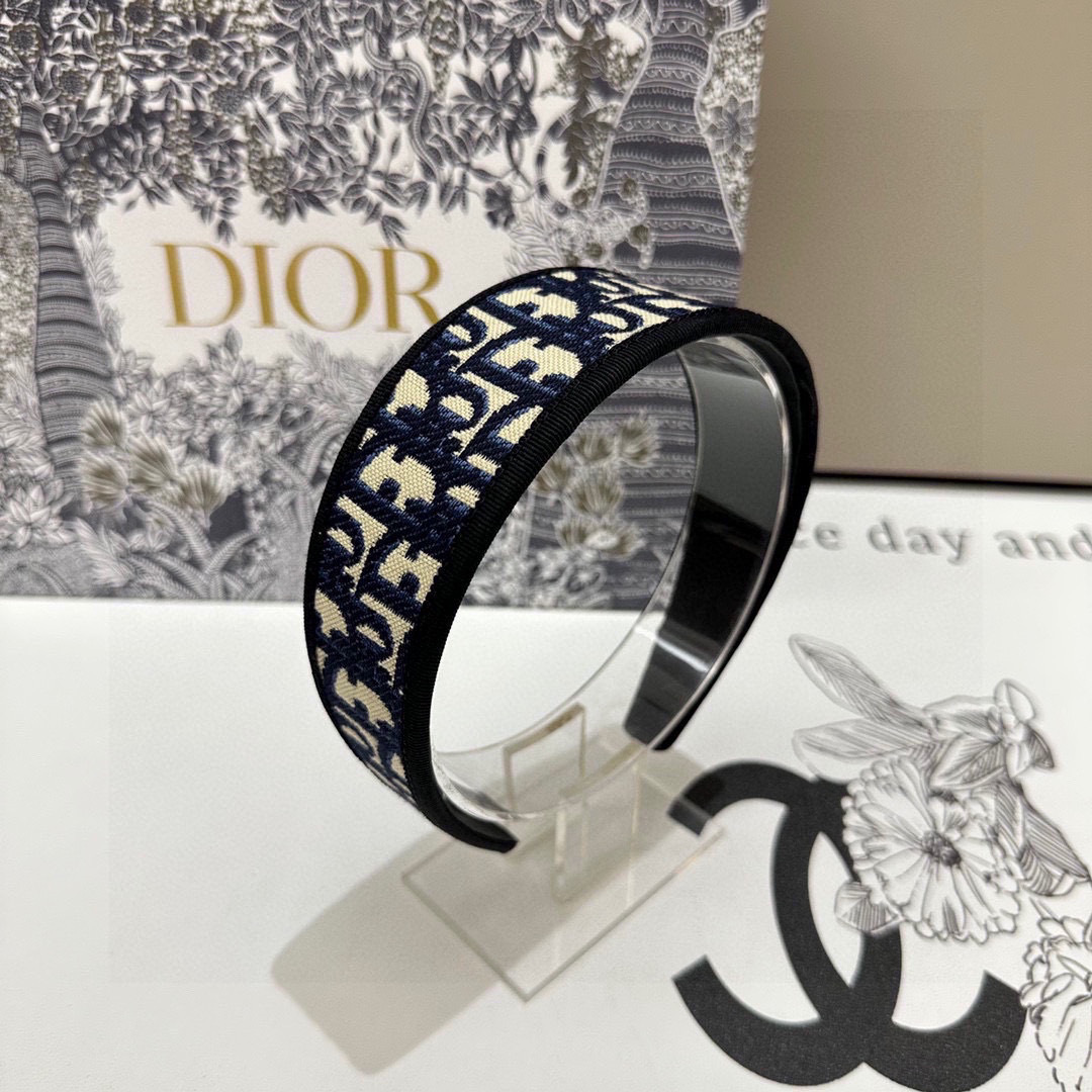 爆款来袭。 配包装 专柜1比1 材质# DIOR（迪奥）最新爆款，所见即所得，新款弹力质感手感都非常好 