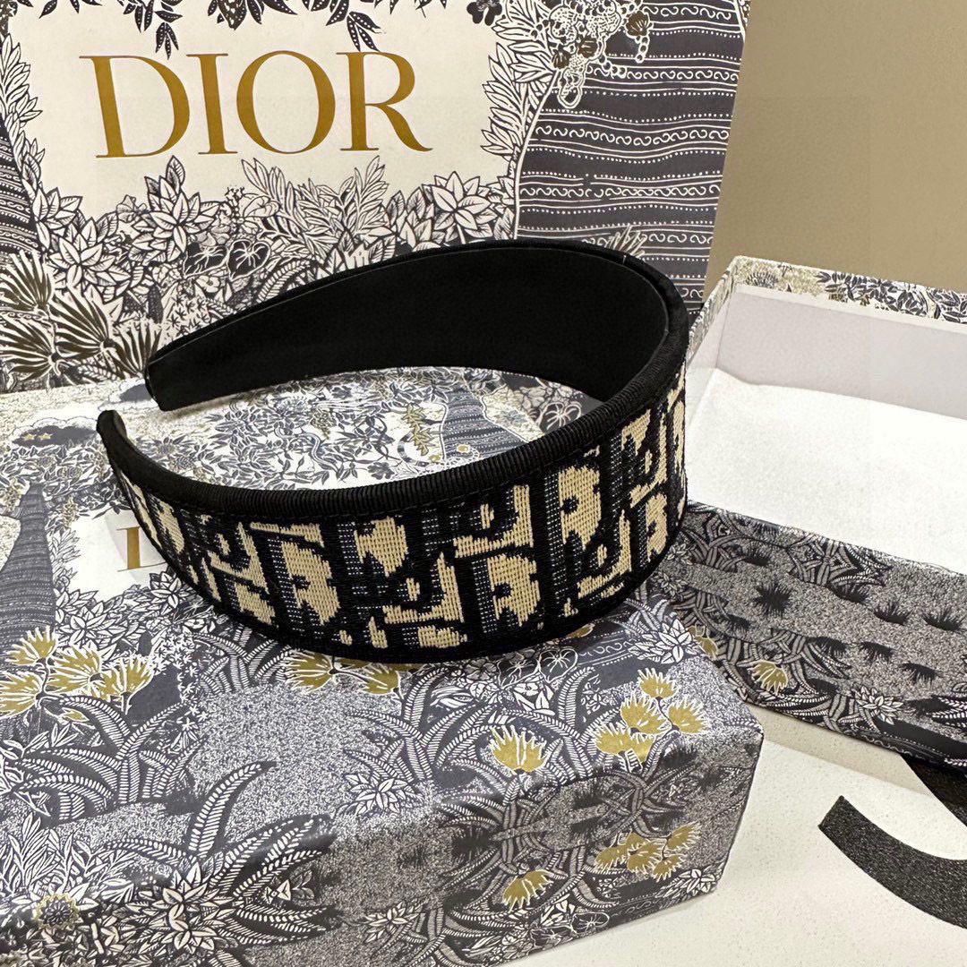 爆款来袭。 配包装 专柜1比1 材质# DIOR（迪奥）最新爆款，所见即所得，新款弹力质感手感都非常好 