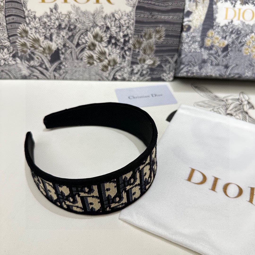 爆款来袭。 配包装 专柜1比1 材质# DIOR（迪奥）最新爆款，所见即所得，新款弹力质感手感都非常好 