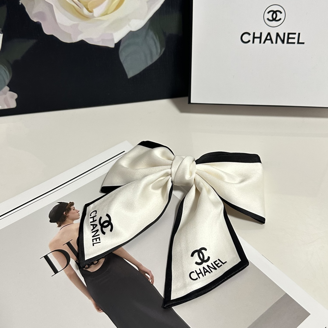  配专柜包装
Chanel（香奈儿）最新蝴蝶结中古发夹#
信我！人手必备的单品 这件必须买
洋气神仙颜值