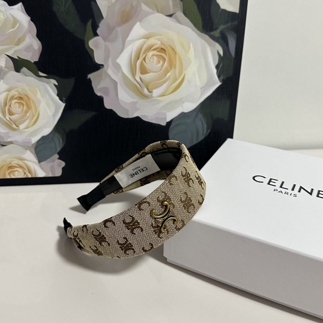  配专柜包装
Celine（赛琳）最新发箍
小仙女快入手
特殊材质 不嘞头
可盐可甜～