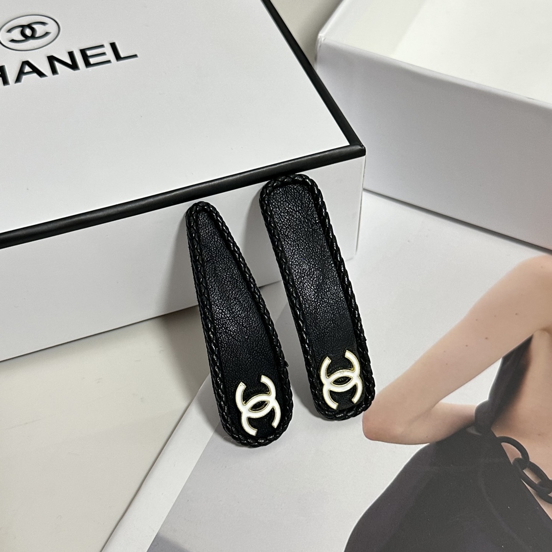   （一对）配全套包装
Chanel（香奈儿）今年最好卖的新款
Vintage中古复古发夹
超仙的一对 
