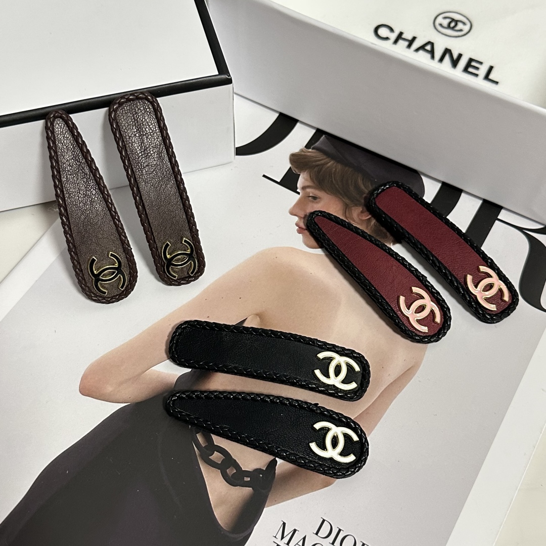   （一对）配全套包装
Chanel（香奈儿）今年最好卖的新款
Vintage中古复古发夹
超仙的一对 