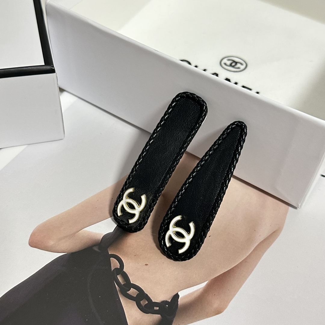   （一对）配全套包装
Chanel（香奈儿）今年最好卖的新款
Vintage中古复古发夹
超仙的一对 