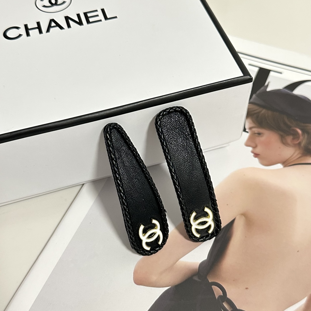  （一对）配全套包装
Chanel（香奈儿）今年最好卖的新款
Vintage中古复古发夹
超仙的一对 