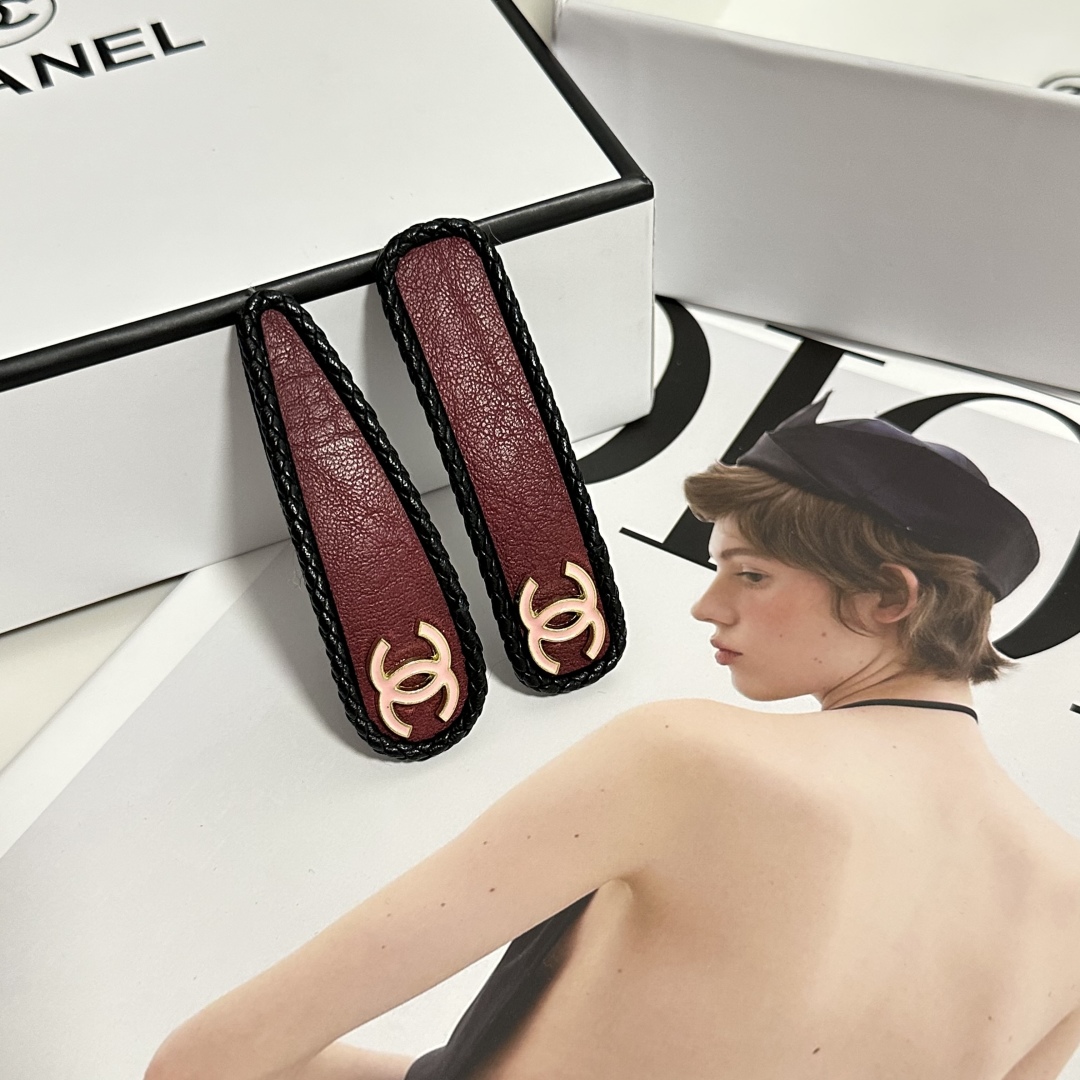   （一对）配全套包装
Chanel（香奈儿）今年最好卖的新款
Vintage中古复古发夹
超仙的一对 