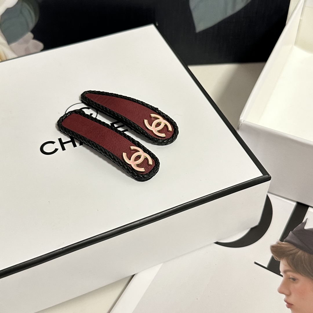   （一对）配全套包装
Chanel（香奈儿）今年最好卖的新款
Vintage中古复古发夹
超仙的一对 