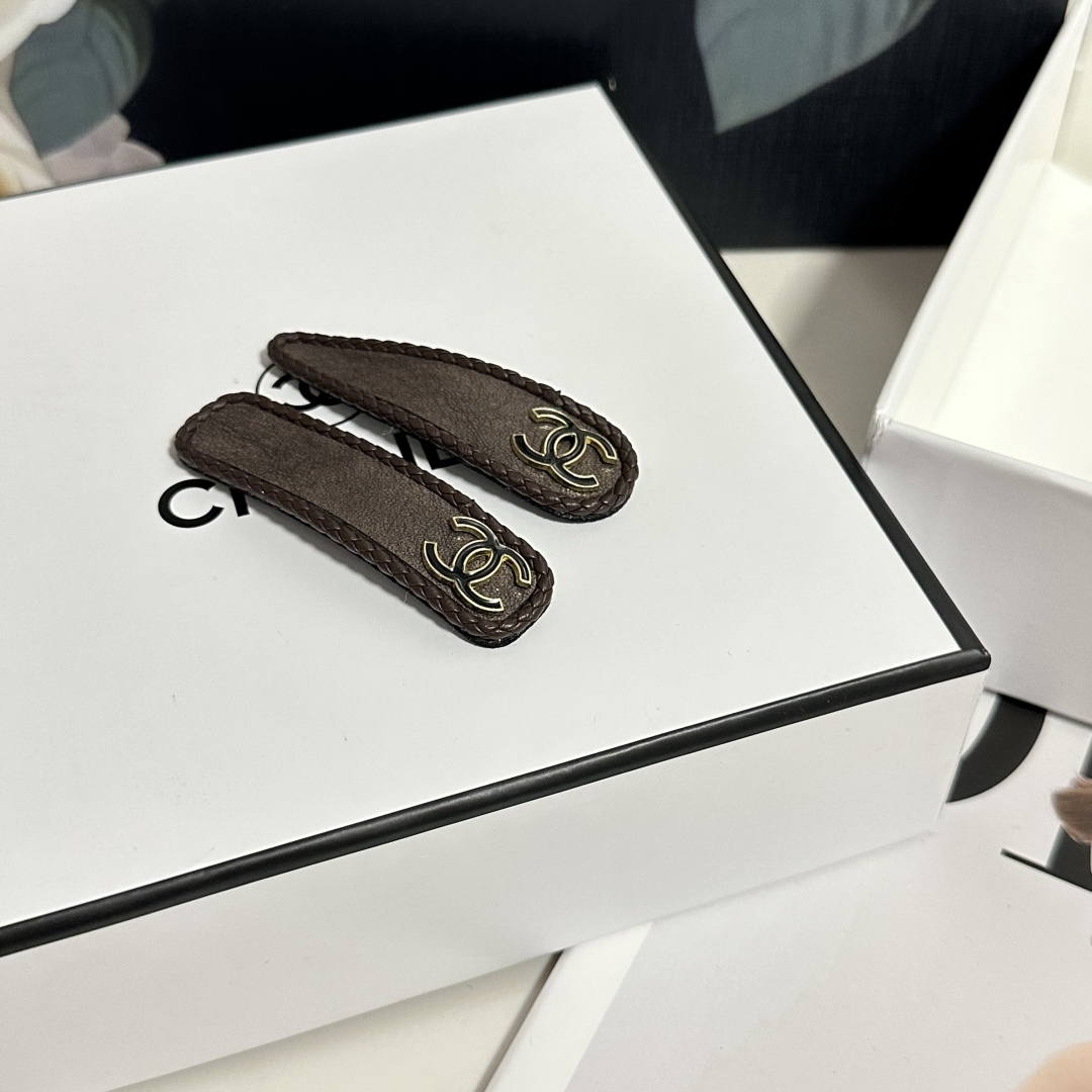   （一对）配全套包装
Chanel（香奈儿）今年最好卖的新款
Vintage中古复古发夹
超仙的一对 