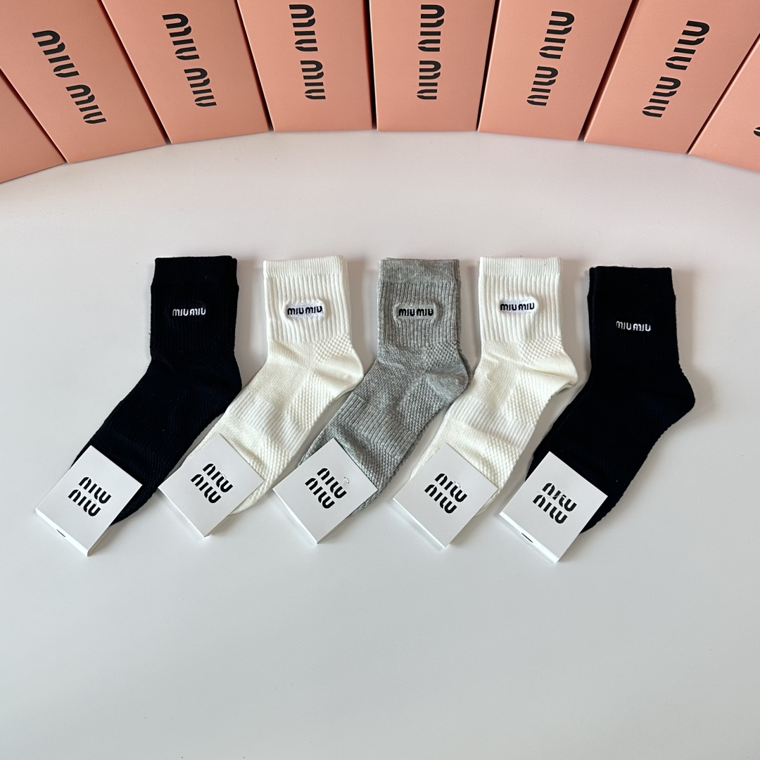 NO:355725,Specially equipped with counter packaging MiuMiu (MuMiu) new embroidered mid-length stacked socks!  One box of five pairs, counter synchronous socks, big brands on the street, trendy people must have super easy to match socks, stockings, socks, miumiu, socks19860909特 配专柜包装 MiuMiu（缪缪）新款刺绣中长款堆堆袜袜子！一盒五双,专柜同步筒袜袜子,大牌出街,潮人必备超好搭袜子,丝袜,袜子,miumiu,socks,accessory