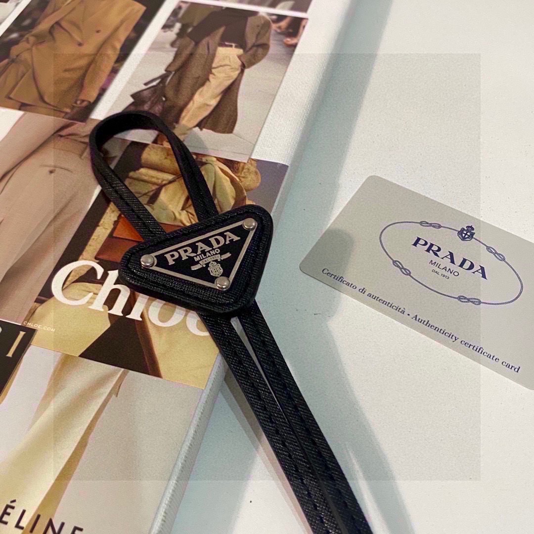  配全套包装
PRADA（普拉达）爆款百搭P家领带 
时髦精  人手必备的一条搭配神器