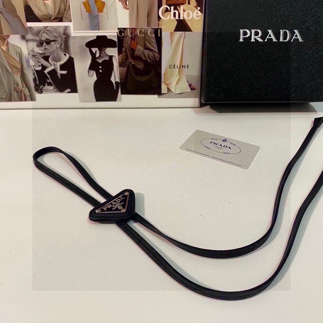  配全套包装
PRADA（普拉达）爆款百搭P家领带 
时髦精  人手必备的一条搭配神器