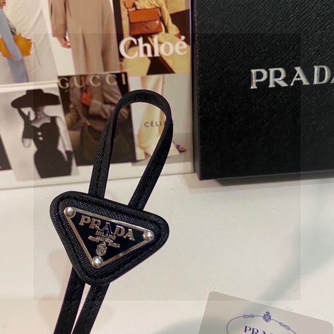  配全套包装
PRADA（普拉达）爆款百搭P家领带 
时髦精  人手必备的一条搭配神器
