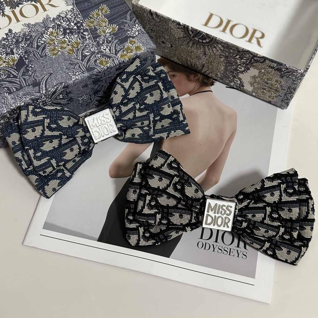  配专柜包装
DIOR（迪奥）官网同款最新蝴蝶结五金发夹#
信我！人手必备的单品 这件必须买
洋气神仙颜