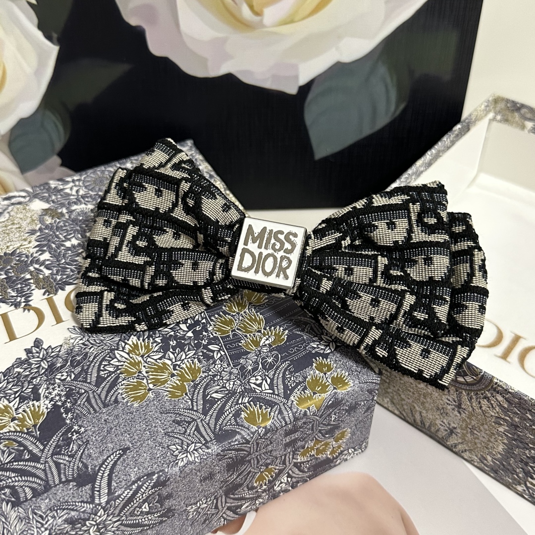  配专柜包装
DIOR（迪奥）官网同款最新蝴蝶结五金发夹#
信我！人手必备的单品 这件必须买
洋气神仙颜