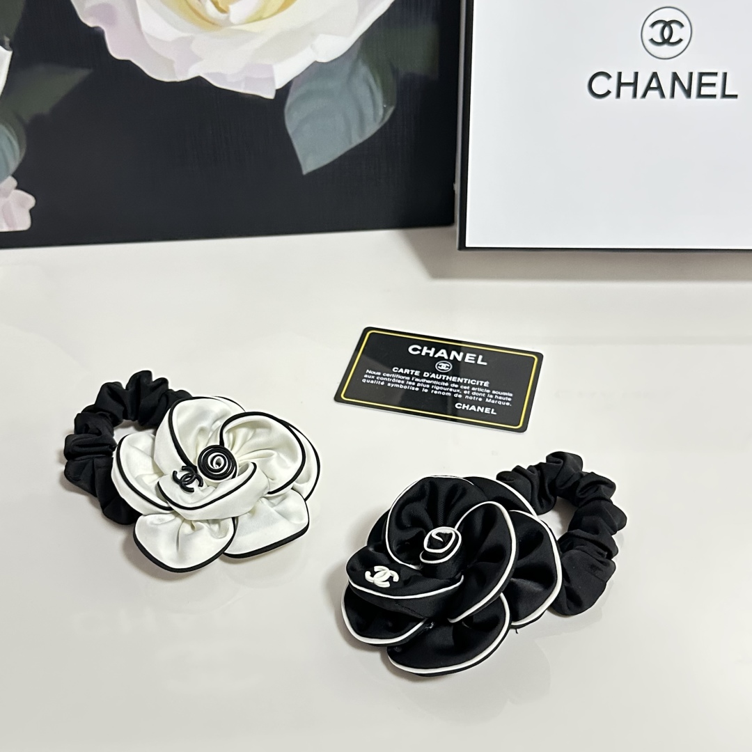 （单个）配专柜包装 
CHANEL（香奈儿）最新山茶花爆款来啦✨💫
中古vintage复古五金发圈
优雅