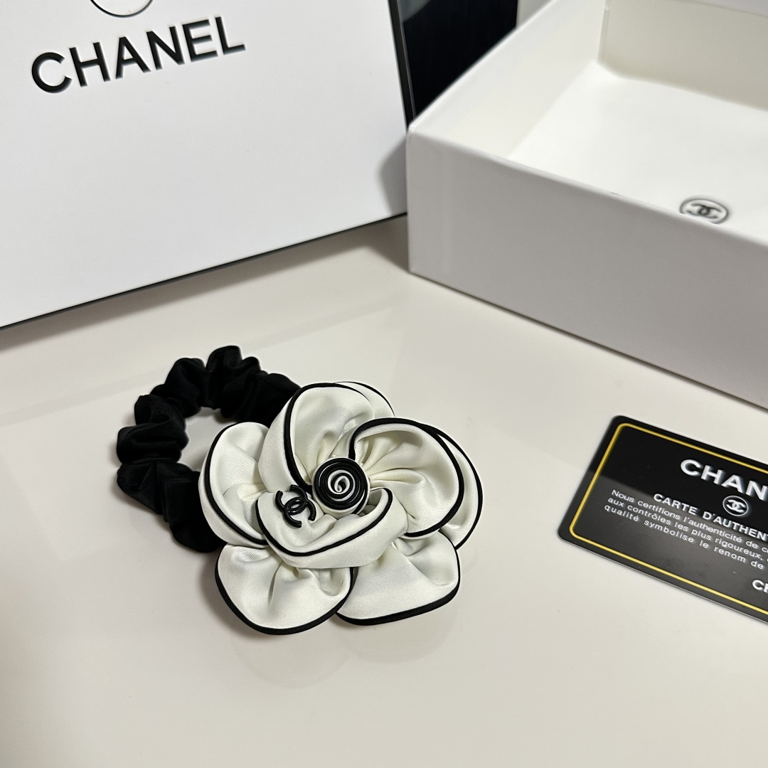 （单个）配专柜包装 
CHANEL（香奈儿）最新山茶花爆款来啦✨💫
中古vintage复古五金发圈
优雅