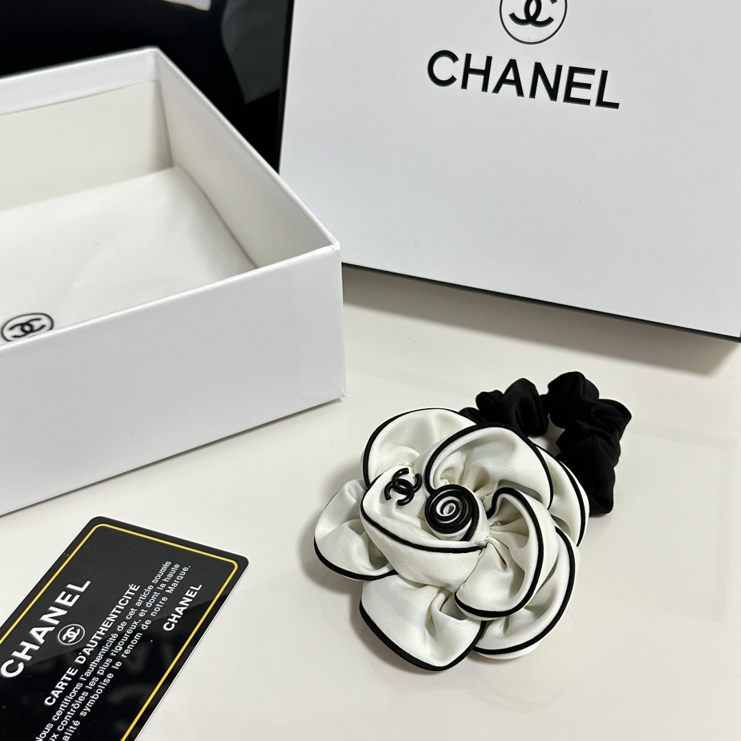 （单个）配专柜包装 
CHANEL（香奈儿）最新山茶花爆款来啦✨💫
中古vintage复古五金发圈
优雅