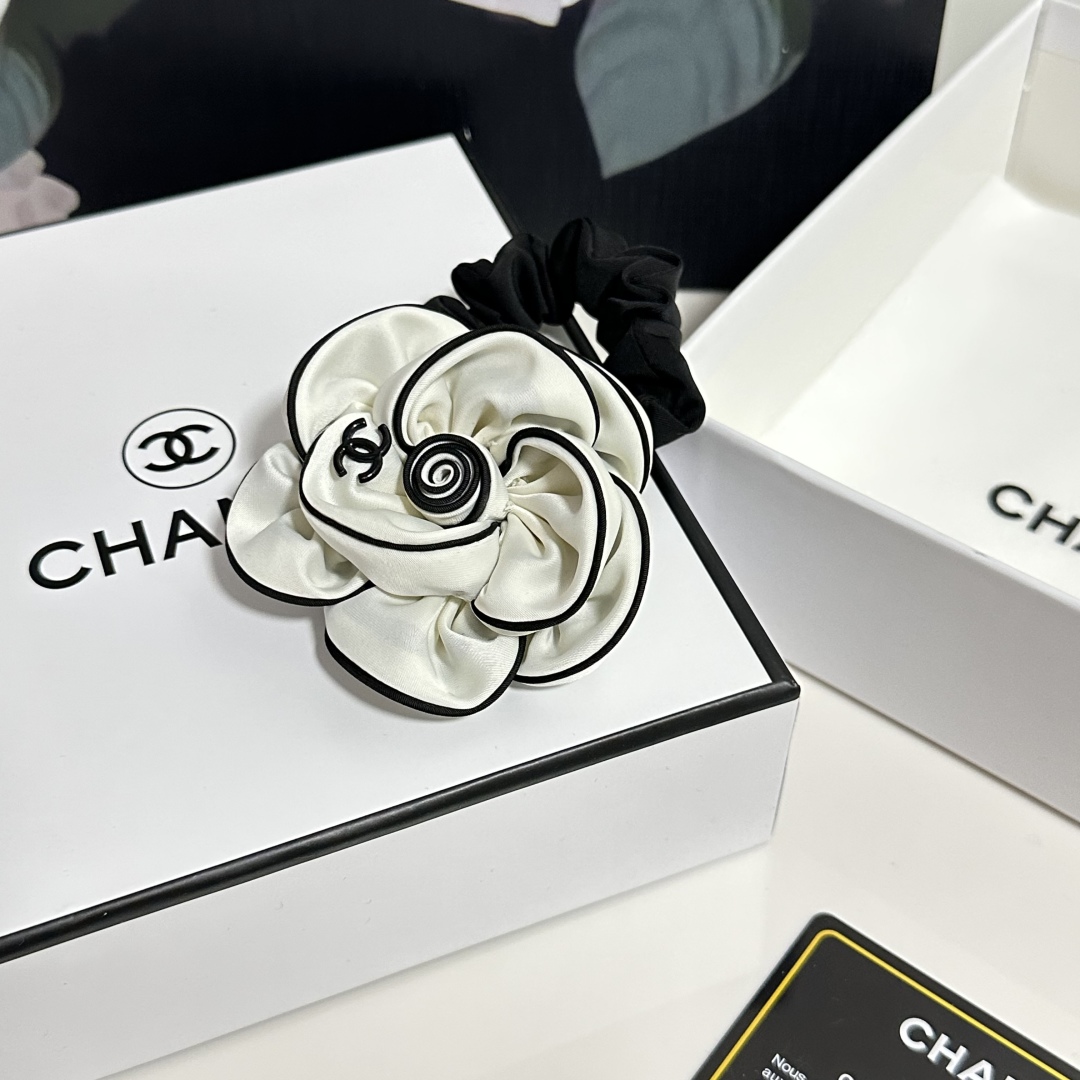 （单个）配专柜包装 
CHANEL（香奈儿）最新山茶花爆款来啦✨💫
中古vintage复古五金发圈
优雅