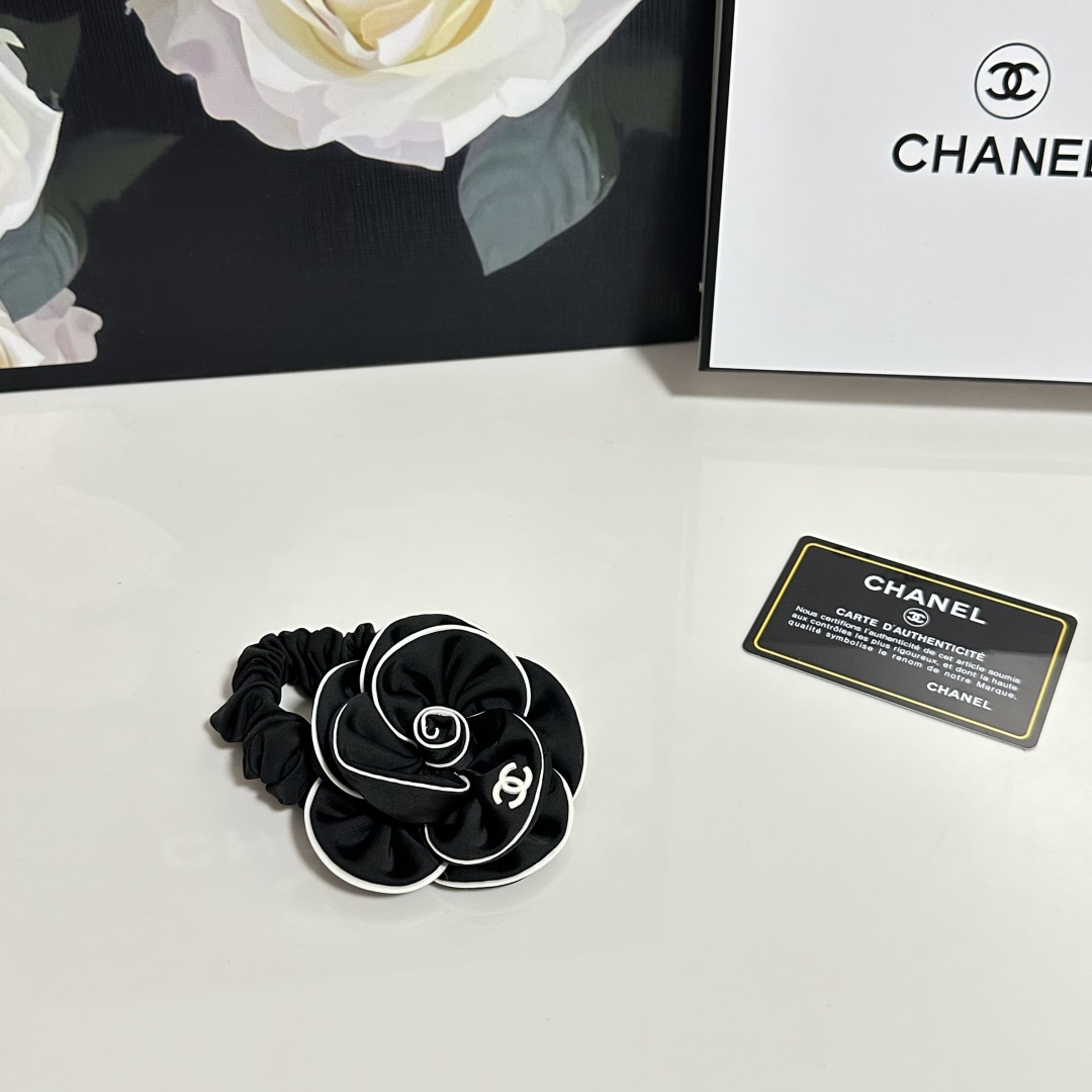 （单个）配专柜包装 
CHANEL（香奈儿）最新山茶花爆款来啦✨💫
中古vintage复古五金发圈
优雅