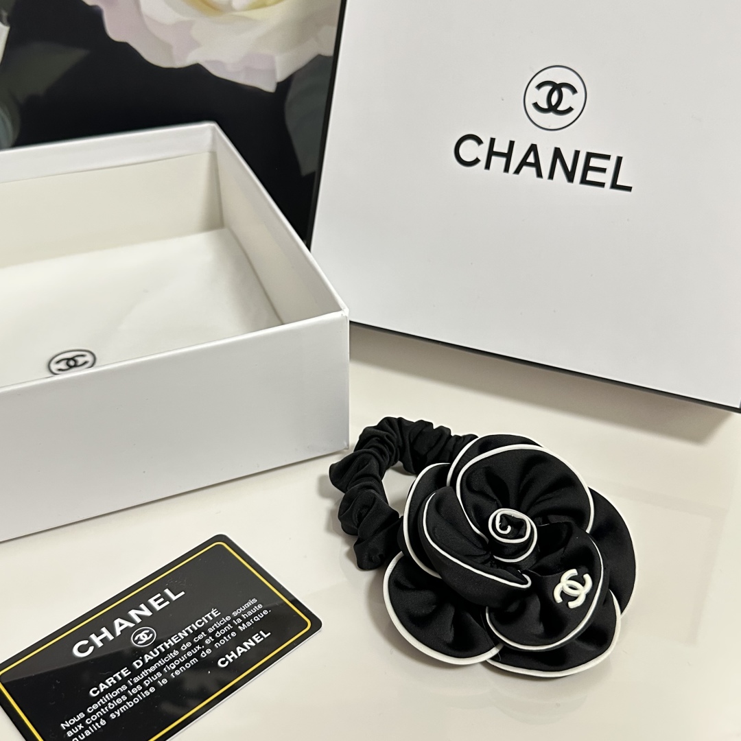 （单个）配专柜包装 
CHANEL（香奈儿）最新山茶花爆款来啦✨💫
中古vintage复古五金发圈
优雅