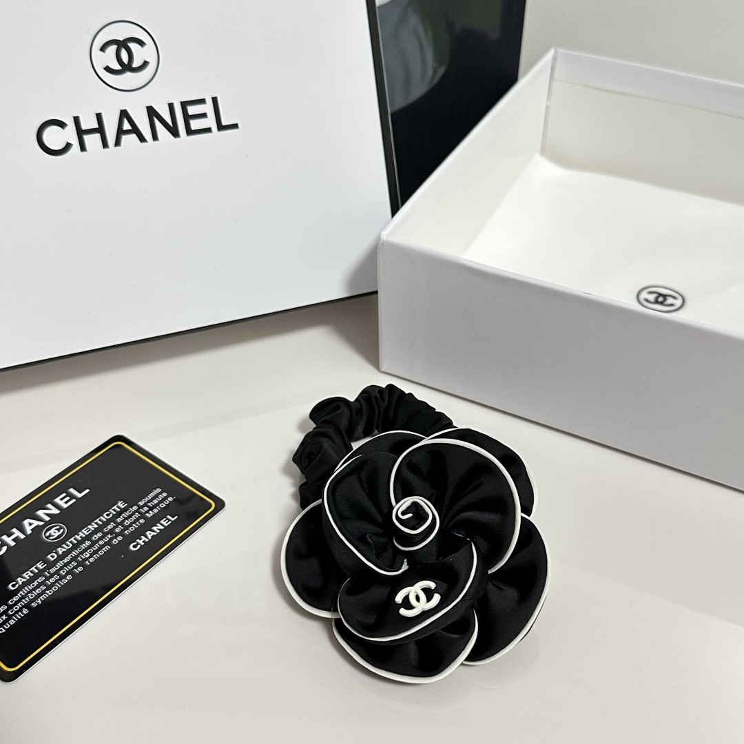 （单个）配专柜包装 
CHANEL（香奈儿）最新山茶花爆款来啦✨💫
中古vintage复古五金发圈
优雅