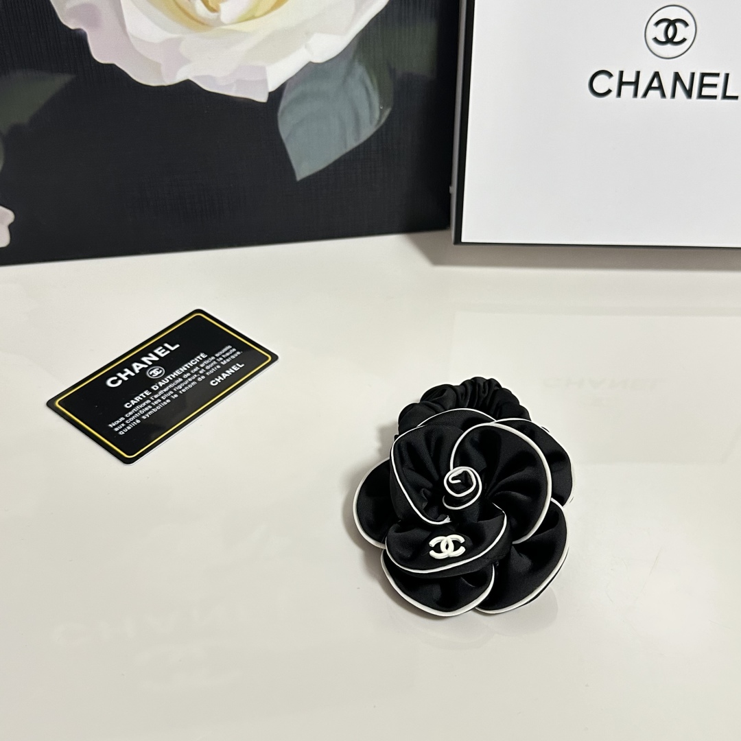 （单个）配专柜包装 
CHANEL（香奈儿）最新山茶花爆款来啦✨💫
中古vintage复古五金发圈
优雅