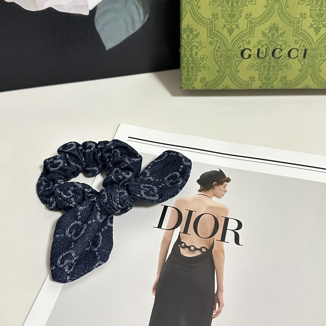 NO:367546,Special package Gucci (Gucci) classic presbyopia hair ring, very beautiful on the head or on the hands, fashionable and versatile must-have items for hairpins, hairpins, gucci, gucci, gucci, hairpins19860909特 配包装 Gucci（古驰）经典老花发圈 带头上或者手上都非常好看 时尚百搭人手必备单品发夹,发夹,gucci,gucci,hairpins,accessory