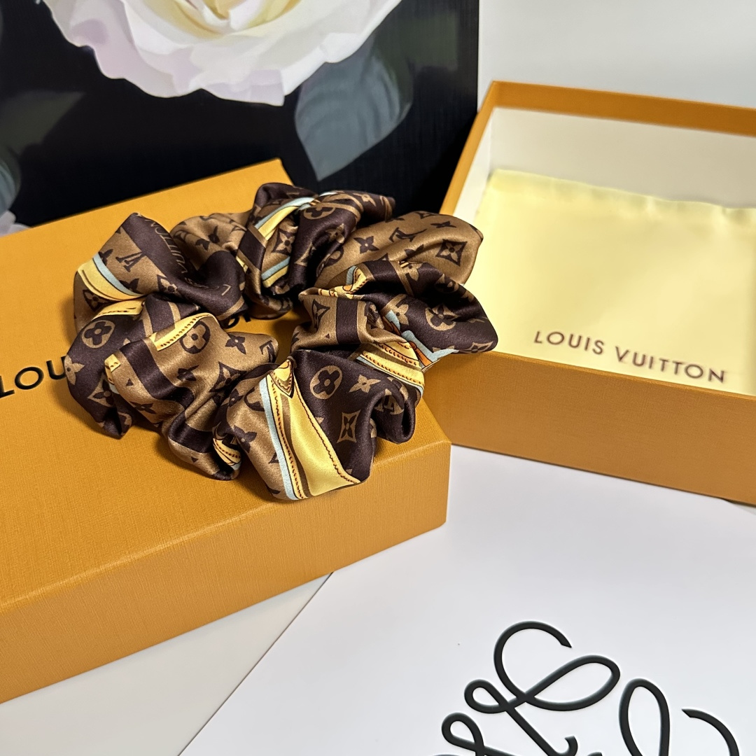 NO:367550,Special package LV (Louis Vuitton) classic silk hair ring, very beautiful on the head or on the hands, fashionable and versatile must-have items for hairpins, hairpins, louis vuitton, louis vuitton, real silk, hairpins19860909特 配包装 LV（路易威登）经典真丝发圈 带头上或者手上都非常好看 时尚百搭人手必备单品发夹,发夹,louis vuitton,louis vuitton,real silk,hairpins,accessory