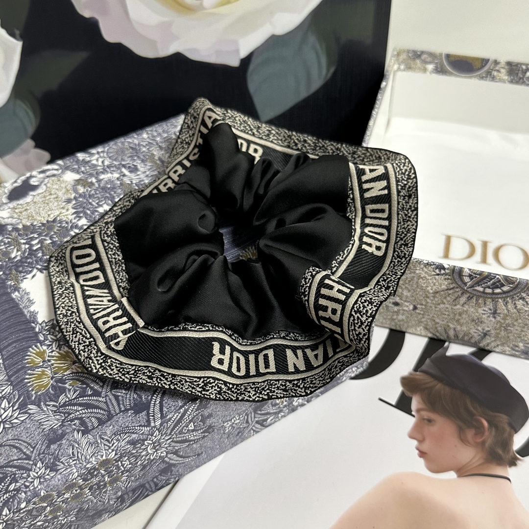 （单个）配全套包装
DIOR（迪奥）爆款发圈，专柜款出货
一看就特别高档 超级百搭 必须自留