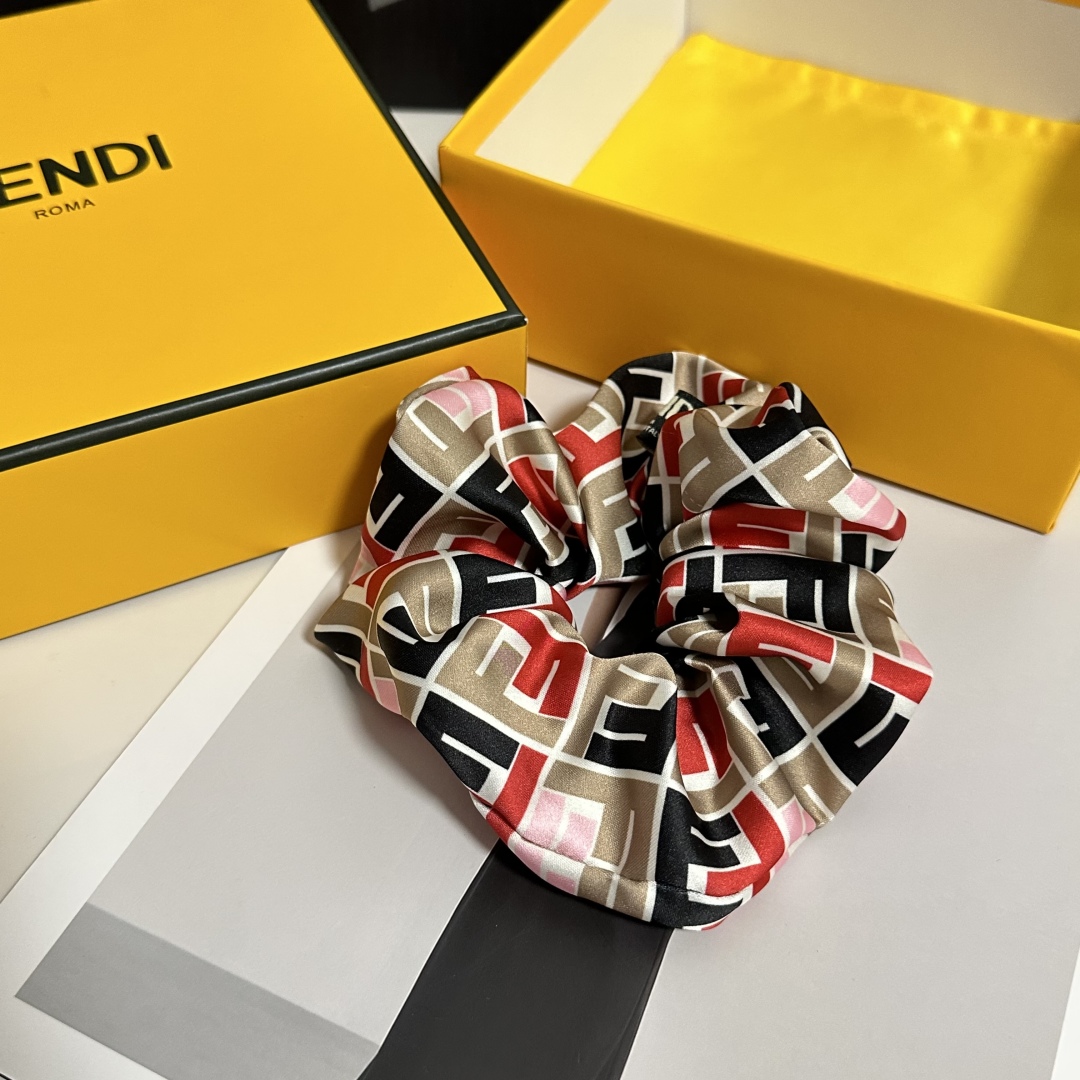  （单个）配全套包装
FENDI（芬迪）爆款真丝发圈，专柜款出货
一看就特别高档 超级百搭 必须自留
