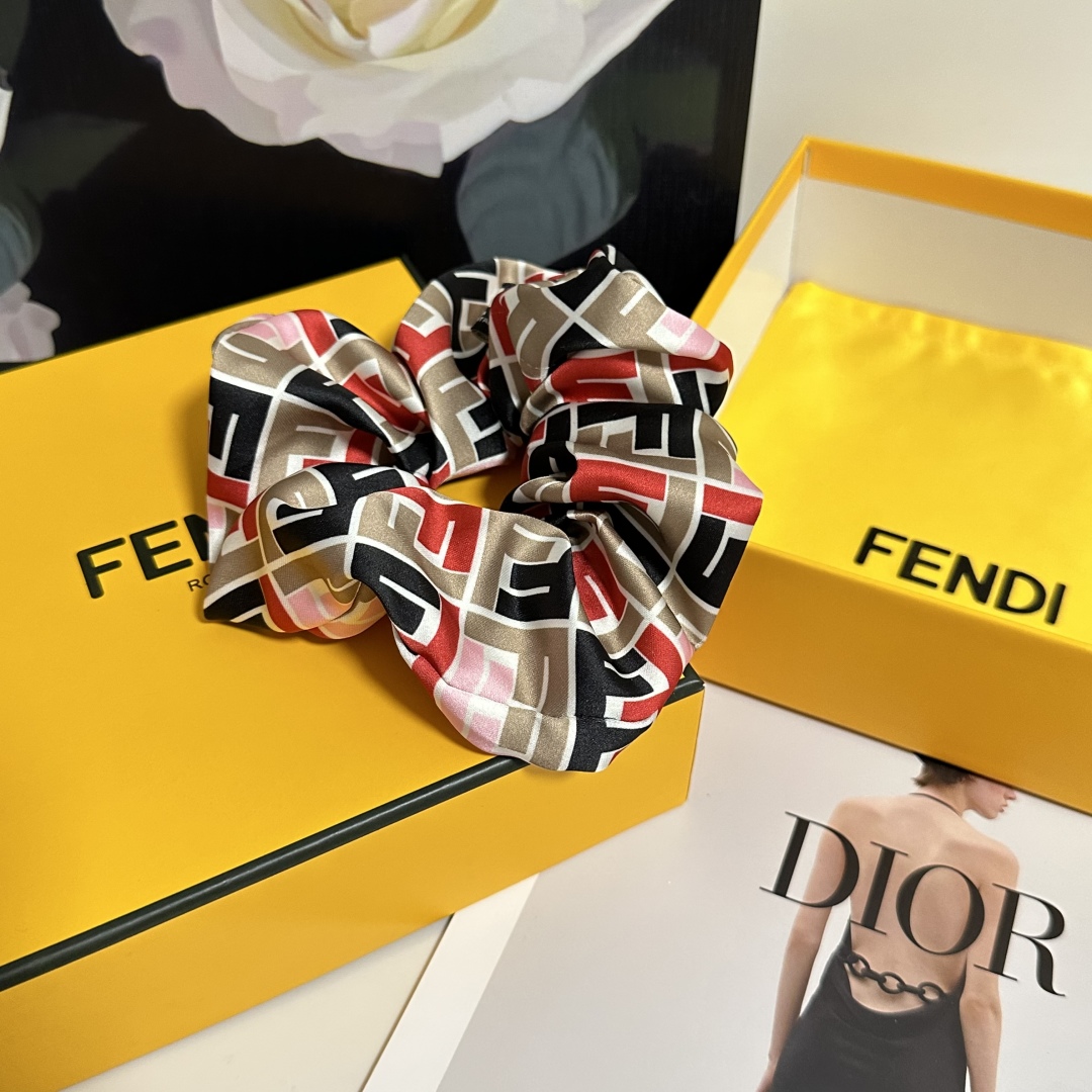  （单个）配全套包装
FENDI（芬迪）爆款真丝发圈，专柜款出货
一看就特别高档 超级百搭 必须自留