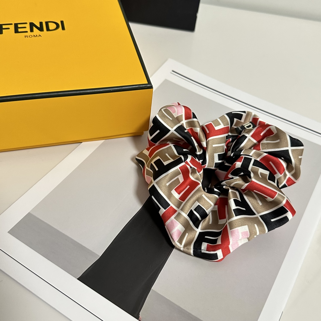  （单个）配全套包装
FENDI（芬迪）爆款真丝发圈，专柜款出货
一看就特别高档 超级百搭 必须自留