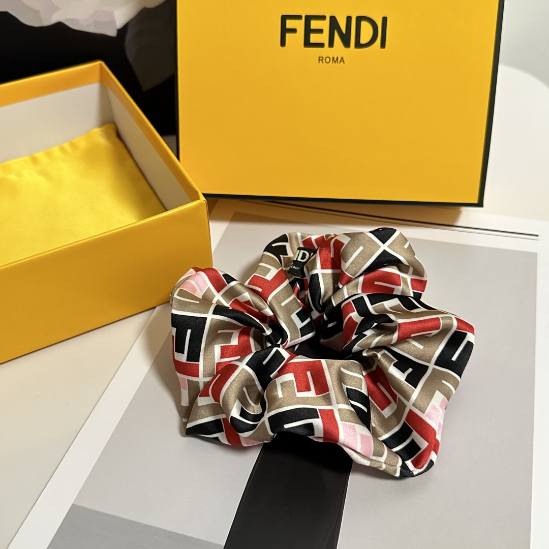  （单个）配全套包装
FENDI（芬迪）爆款真丝发圈，专柜款出货
一看就特别高档 超级百搭 必须自留