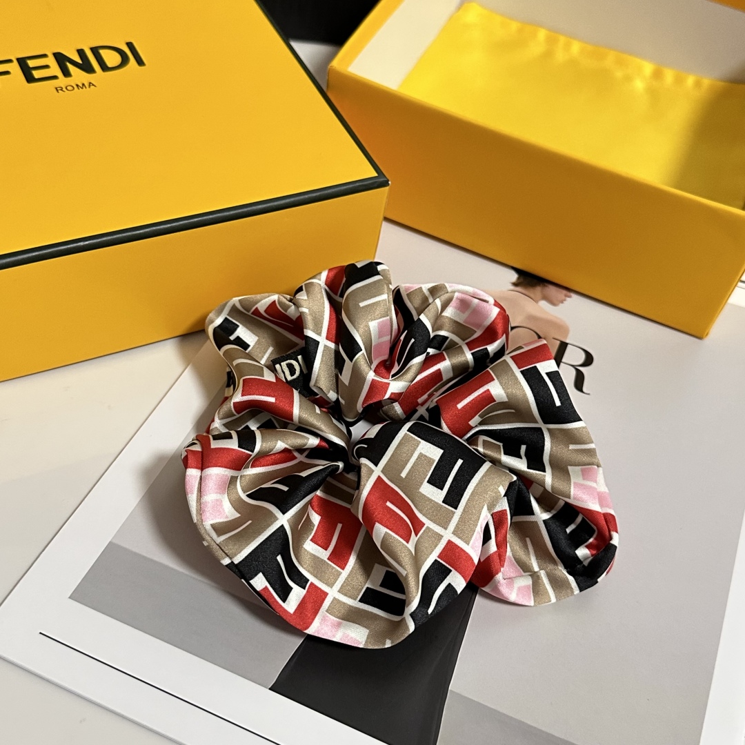  （单个）配全套包装
FENDI（芬迪）爆款真丝发圈，专柜款出货
一看就特别高档 超级百搭 必须自留