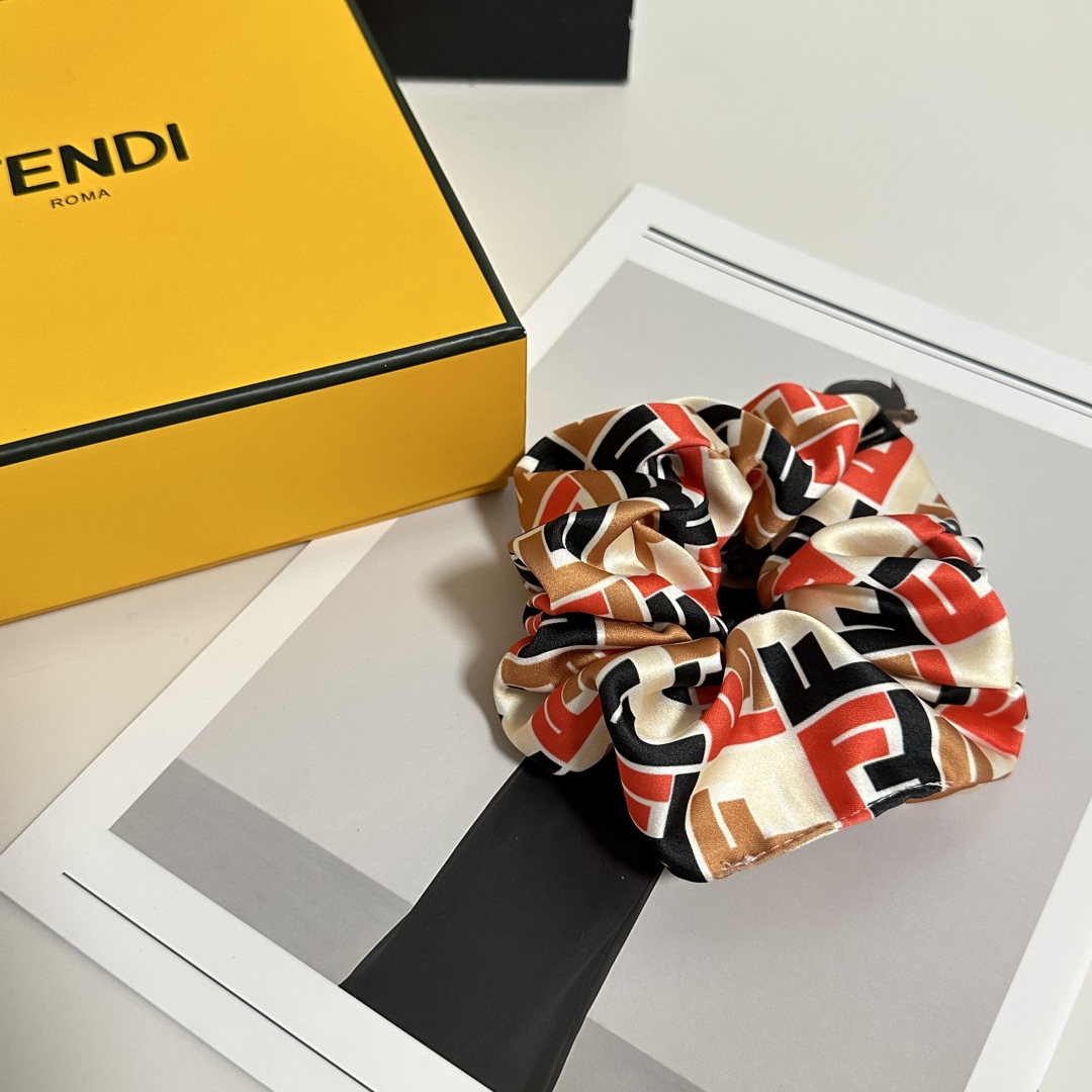  （单个）配全套包装
FENDI（芬迪）爆款真丝发圈，专柜款出货
一看就特别高档 超级百搭 必须自留