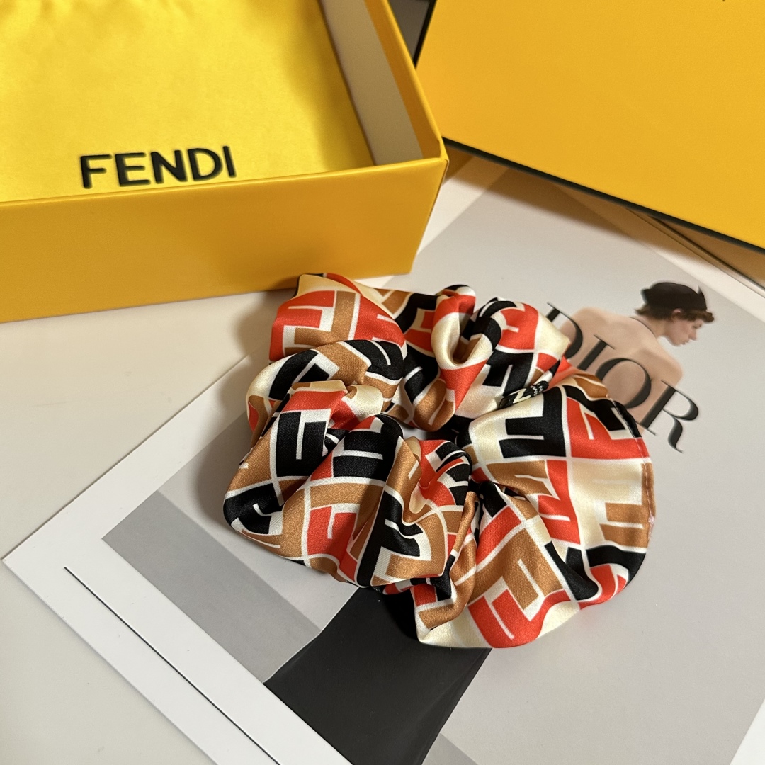 （单个）配全套包装
FENDI（芬迪）爆款真丝发圈，专柜款出货
一看就特别高档 超级百搭 必须自留