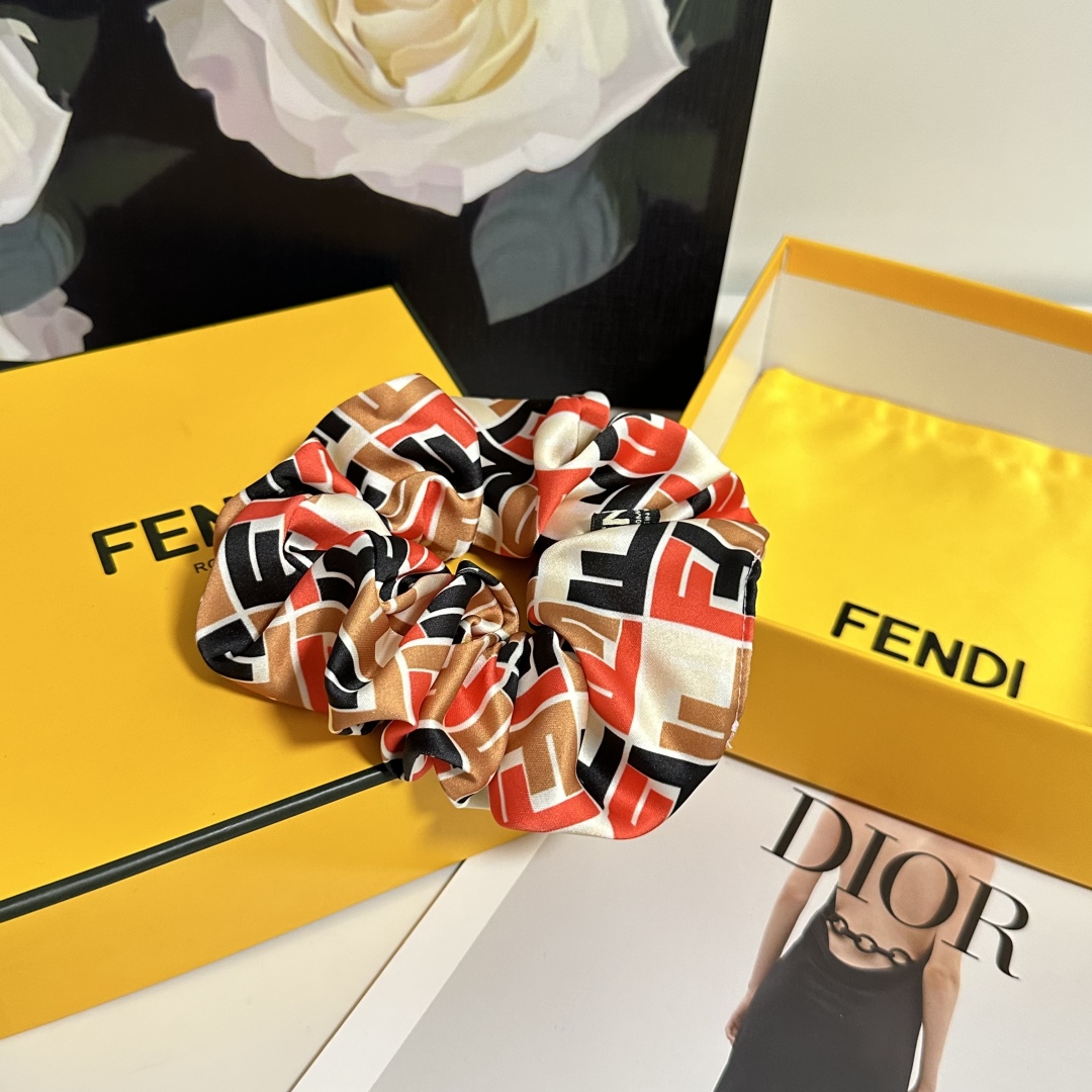  （单个）配全套包装
FENDI（芬迪）爆款真丝发圈，专柜款出货
一看就特别高档 超级百搭 必须自留