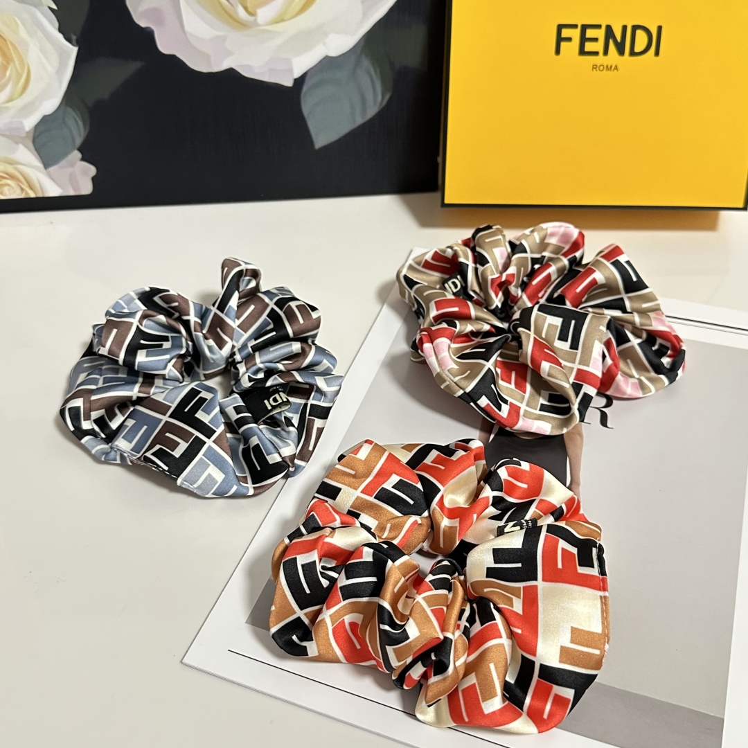 （单个）配全套包装
FENDI（芬迪）爆款真丝发圈，专柜款出货
一看就特别高档 超级百搭 必须自留