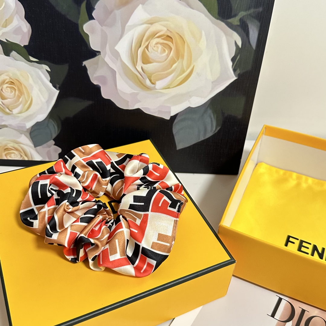  （单个）配全套包装
FENDI（芬迪）爆款真丝发圈，专柜款出货
一看就特别高档 超级百搭 必须自留
