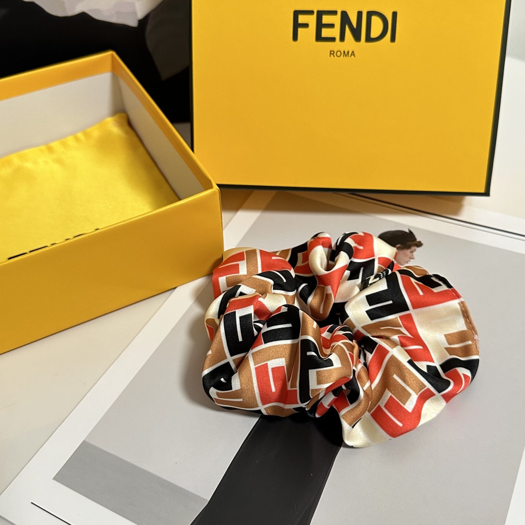  （单个）配全套包装
FENDI（芬迪）爆款真丝发圈，专柜款出货
一看就特别高档 超级百搭 必须自留