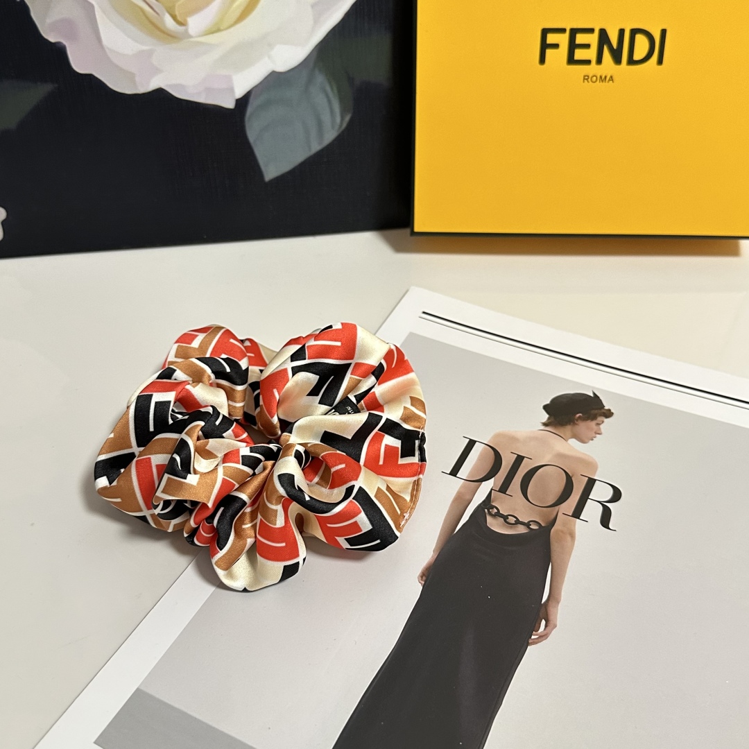 （单个）配全套包装
FENDI（芬迪）爆款真丝发圈，专柜款出货
一看就特别高档 超级百搭 必须自留