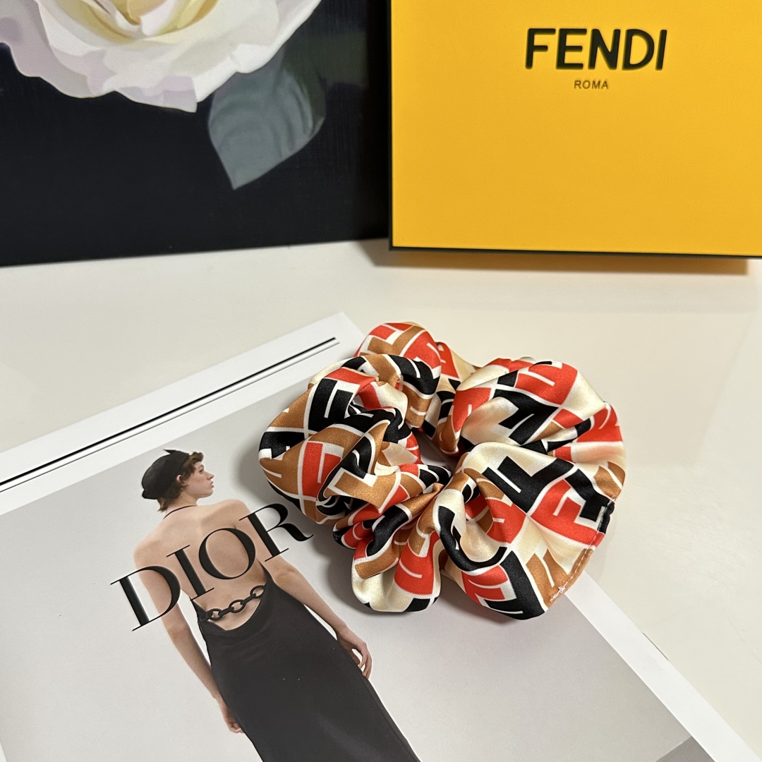  （单个）配全套包装
FENDI（芬迪）爆款真丝发圈，专柜款出货
一看就特别高档 超级百搭 必须自留