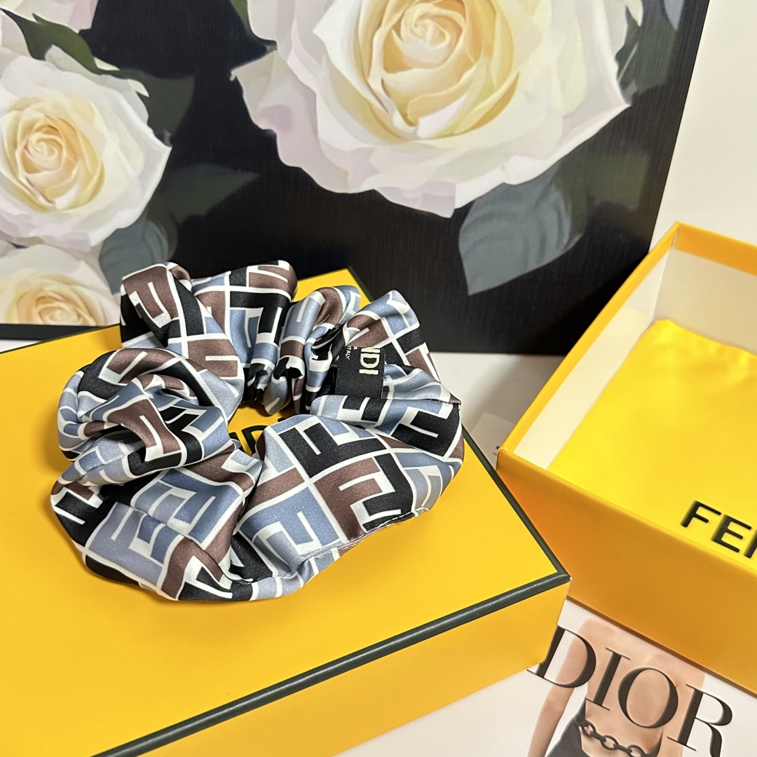  （单个）配全套包装
FENDI（芬迪）爆款真丝发圈，专柜款出货
一看就特别高档 超级百搭 必须自留