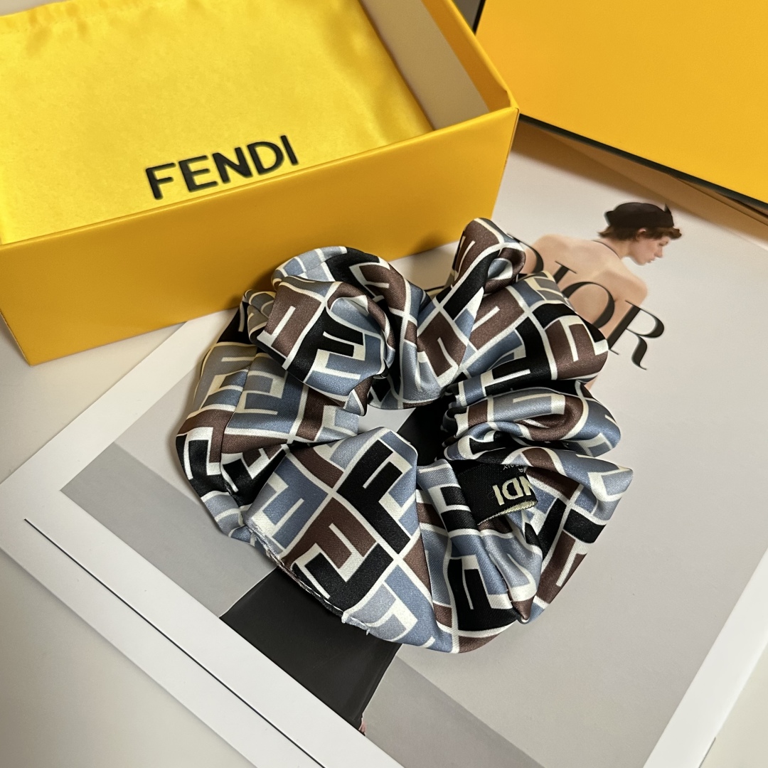  （单个）配全套包装
FENDI（芬迪）爆款真丝发圈，专柜款出货
一看就特别高档 超级百搭 必须自留