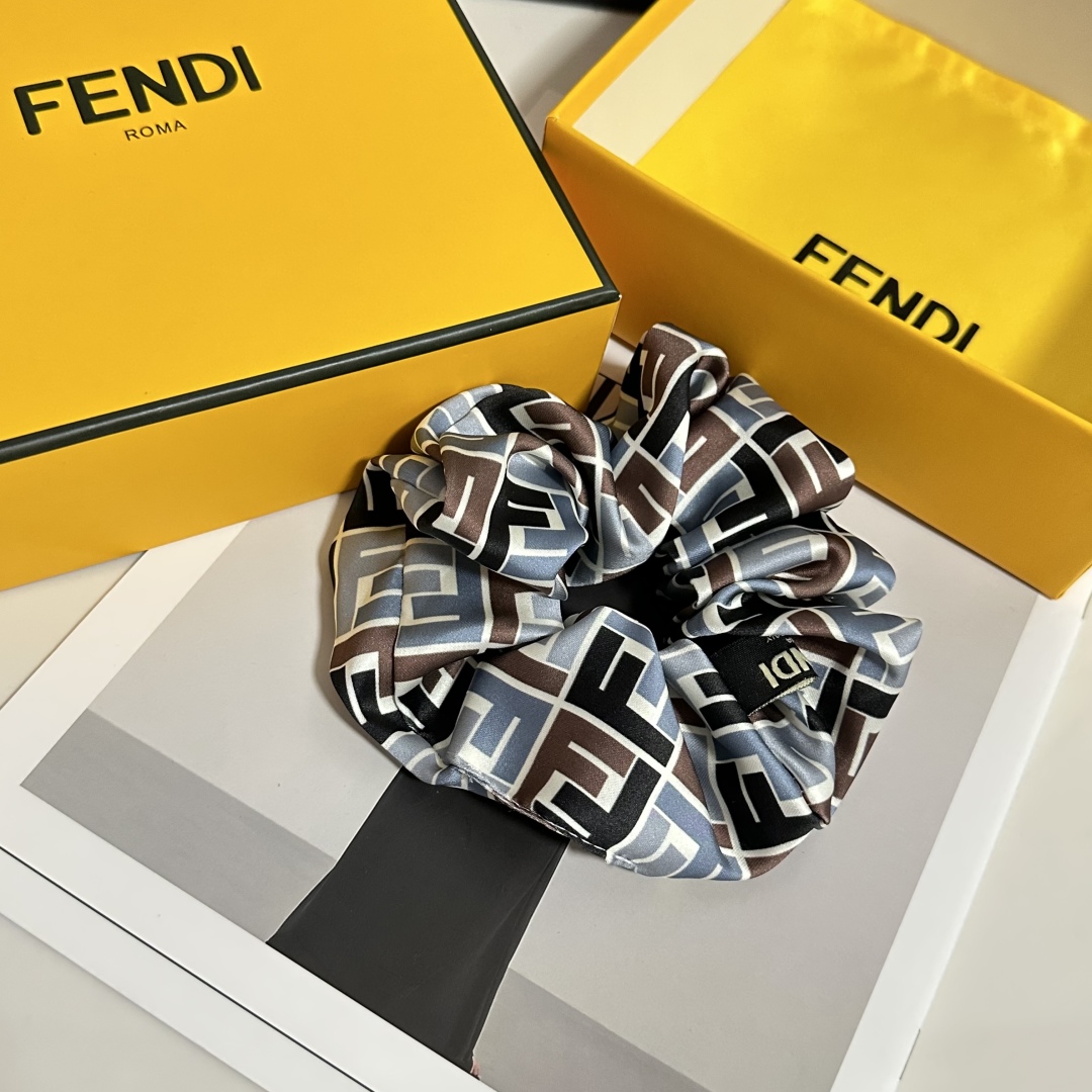  （单个）配全套包装
FENDI（芬迪）爆款真丝发圈，专柜款出货
一看就特别高档 超级百搭 必须自留