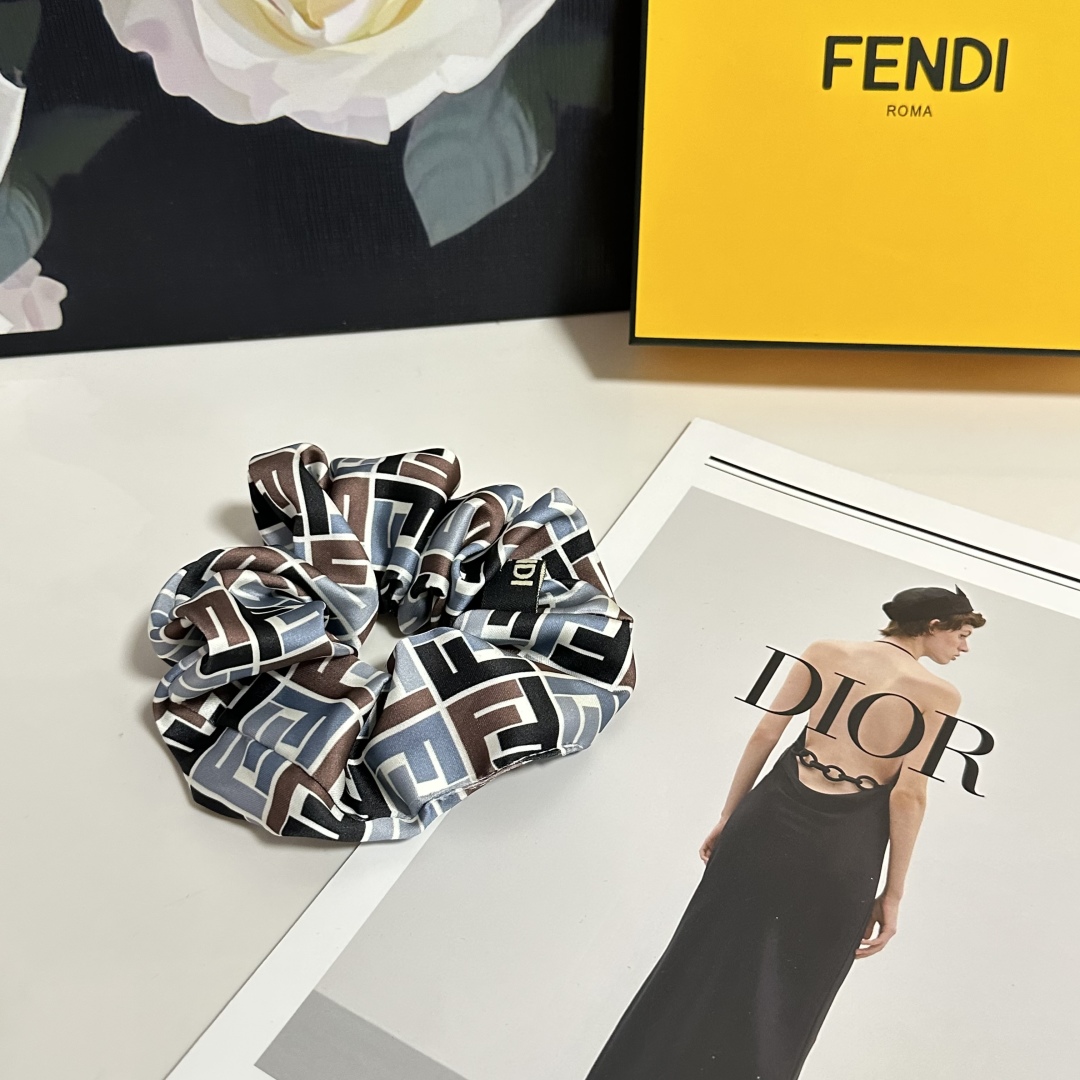  （单个）配全套包装
FENDI（芬迪）爆款真丝发圈，专柜款出货
一看就特别高档 超级百搭 必须自留